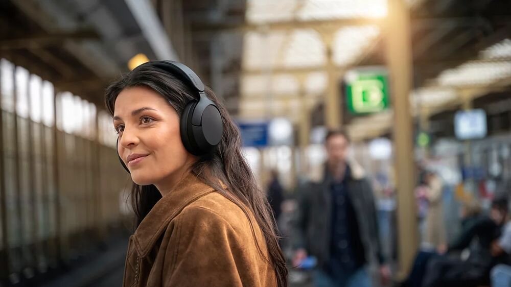Słuchawki nauszne PHILIPS TAH6000BK ANC, komfortowe dopasowanie, aktywna redukcja szumów, osoba z założonymi słuchawkami nausznymi