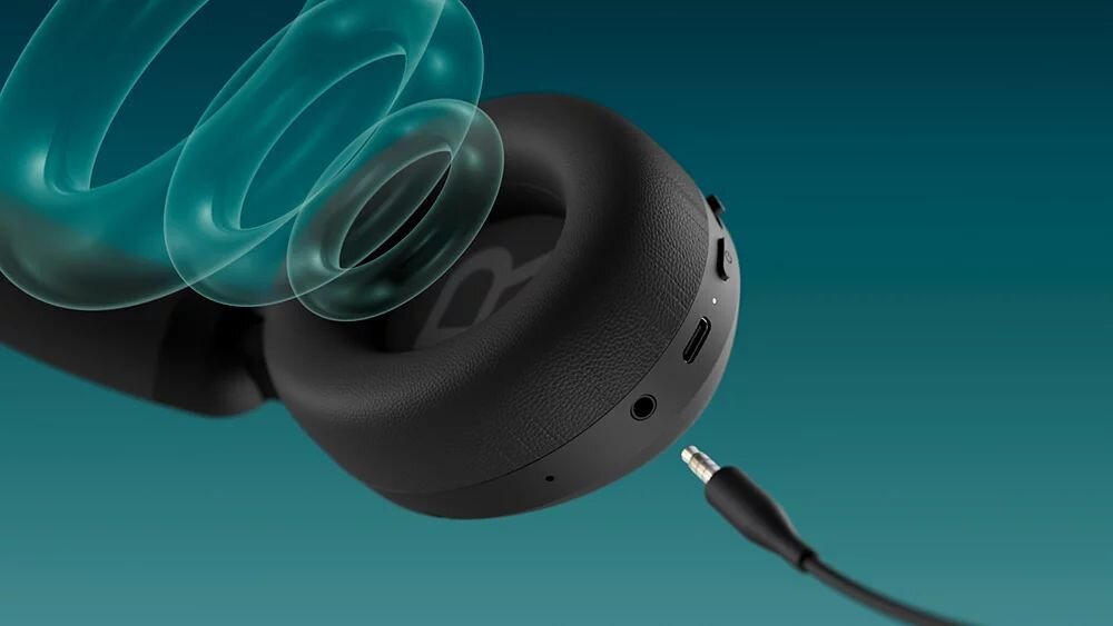 Słuchawki nauszne PHILIPS TAH6000BK ANC, przetworniki 40 mm, Dynamic Bass, kabel audio 3,5 mm, USB-C, kadr słuchawki na turkusowym tle
