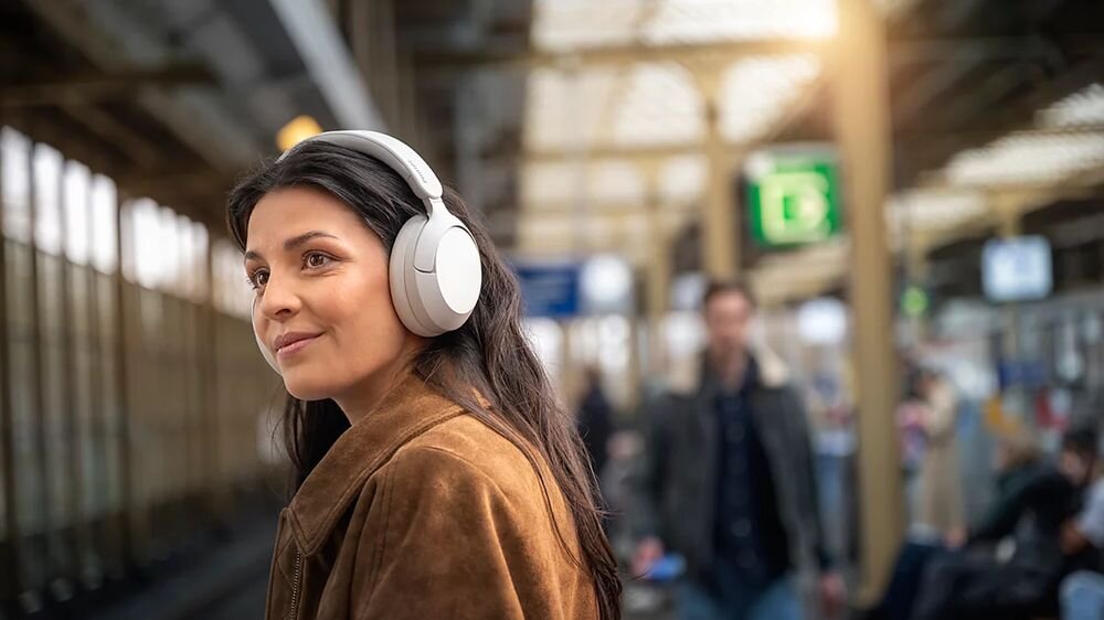 Słuchawki nauszne PHILIPS TAH6000WT ANC, komfortowe dopasowanie, aktywna redukcja szumów, osoba z założonymi słuchawkami nausznymi