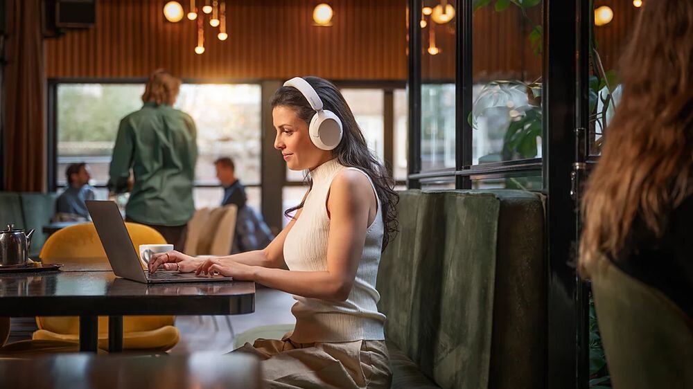 Słuchawki nauszne PHILIPS TAH6000WT ANC, gniazdo 3,5 mm, port USB-C, przewodowe słuchanie, osoba z założonymi słuchawkami nausznymi