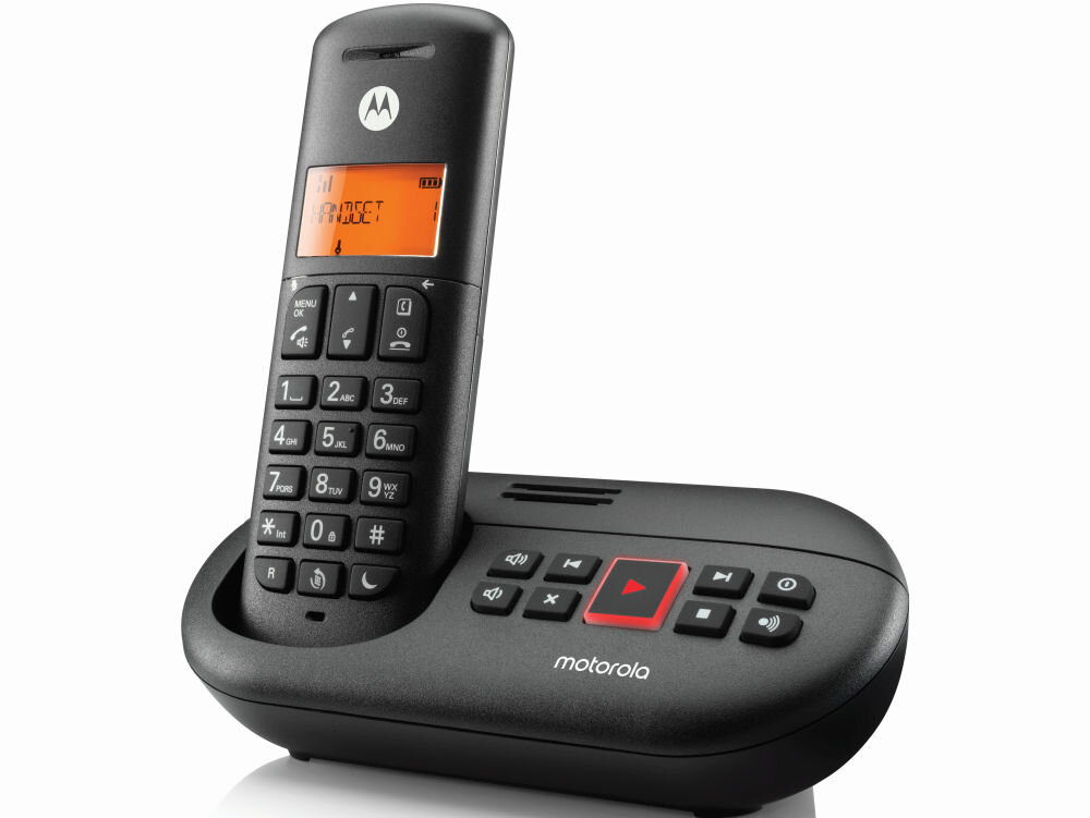 Czarny telefon bezprzewodowy z wyświetlaczem o pomarańczowym podświetleniu, umieszczony na stacji dokującej z przyciskami. Na wyświetlaczu widoczny jest tekst \'MOTOROLA\' oraz ikona baterii.