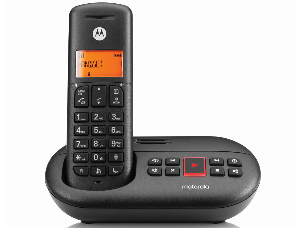Czarny telefon bezprzewodowy z wyświetlaczem LCD, na którym widoczny jest napis \'HANDSET\'. Telefon posiada klawiaturę numeryczną oraz przyciski funkcyjne, a na stacji dokującej znajduje się logo \'motorola\'.