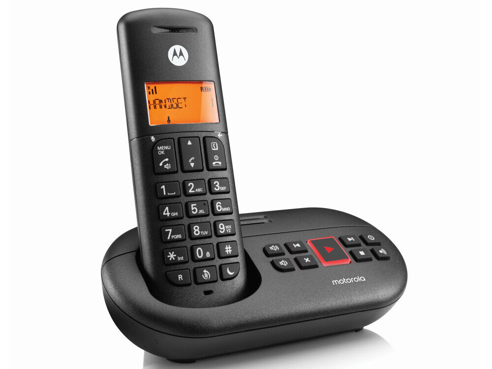 Czarny telefon bezprzewodowy z wyświetlaczem pokazującym tekst \'HANDSET\' oraz logo \'M\' na górze. Stacja bazowa posiada przyciski i logo \'motorola\'.