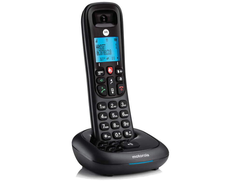 Czarny telefon bezprzewodowy z wyświetlaczem pokazującym tekst: \'HANDSET 06:30 08/13\'. Telefon umieszczony jest na stacji dokującej z logo \'motorola\'.