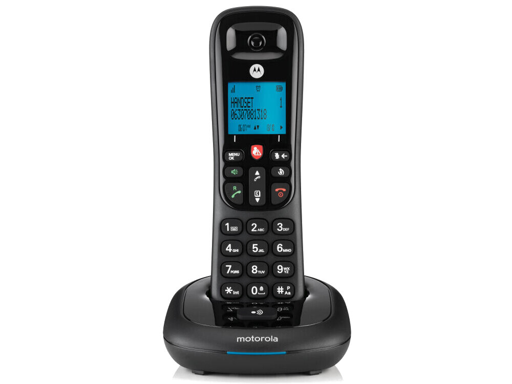 Czarny telefon bezprzewodowy z wyświetlaczem LCD, na którym widoczny jest tekst: \'HANDSET 02607081318\'. Na podstawce znajduje się logo \'motorola\'.