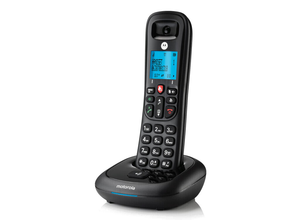 Czarny telefon bezprzewodowy z wyświetlaczem LCD, na którym widoczny jest tekst: \'HANDSET 1 02/01 12:00\'. Telefon posiada klawiaturę numeryczną i logo \'motorola\' na podstawce.