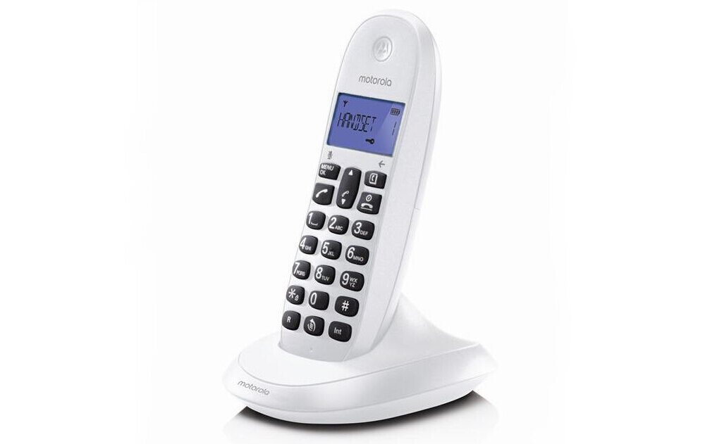 Biały telefon bezprzewodowy z wyświetlaczem LCD, na którym widoczny jest tekst \'KACZOR\'. Telefon stoi na stacji dokującej, a na obudowie widoczne jest logo \'motorola\'.