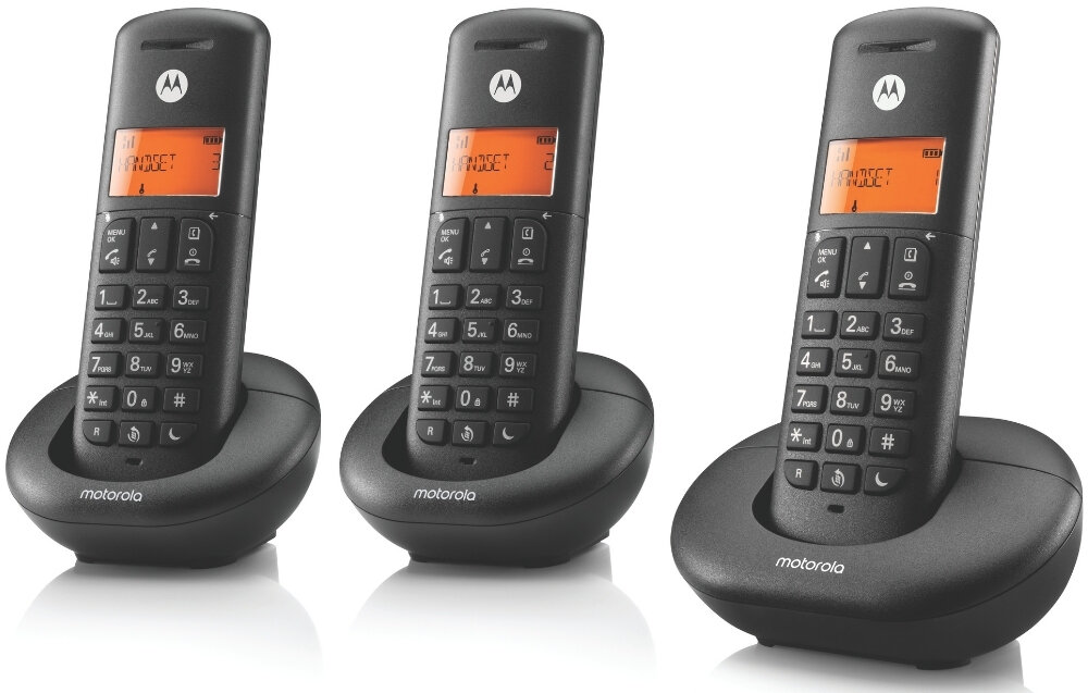 Trzy czarne telefony bezprzewodowe z wyświetlaczami w kolorze pomarańczowym, umieszczone na stacjach dokujących. Na każdym telefonie widoczne jest logo \'motorola\'.