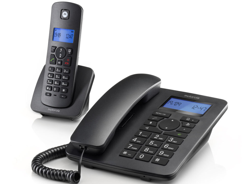 Na obrazie widoczne są dwa czarne telefony stacjonarne z wyświetlaczami LCD, na których widać godzinę 19:09 i 12:47. Na telefonach znajduje się logo \'motorola\'.