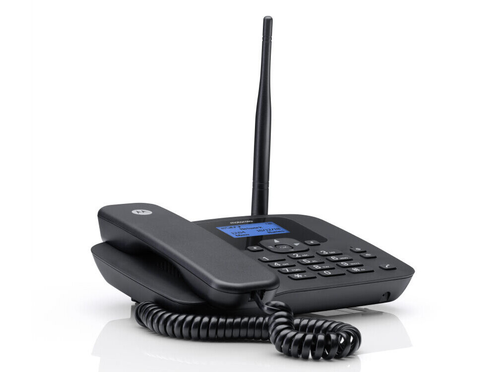 Czarny telefon stacjonarny z wyświetlaczem i anteną, posiadający klawiaturę numeryczną oraz logo producenta. Słuchawka jest połączona z bazą za pomocą spiralnego kabla.
