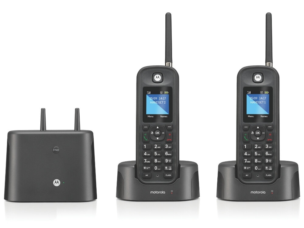 Na obrazie znajdują się dwa czarne telefony bezprzewodowe MOTOROLA O202 umieszczone na stacjach dokujących oraz baza z logo Motorola. Na ekranach telefonów widoczny jest tekst: \'09 14:17 HANDSET 1\' i \'09 14:17 HANDSET 2\'.