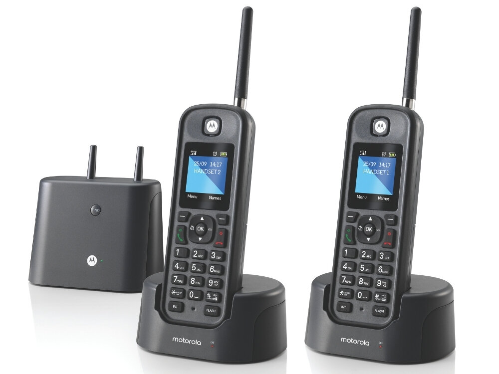 Na obrazie znajdują się dwa czarne telefony bezprzewodowe z antenami, umieszczone na stacjach dokujących. Na ekranach telefonów widoczny jest tekst: \'25/09 14:17 HANDSET2\' oraz \'25/09 14:17 HANDSET1\'.