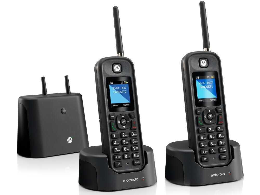 Na obrazie znajdują się dwa czarne telefony bezprzewodowe z antenami, umieszczone na stacjach dokujących. Obok nich widoczna jest czarna baza z logo Motorola.