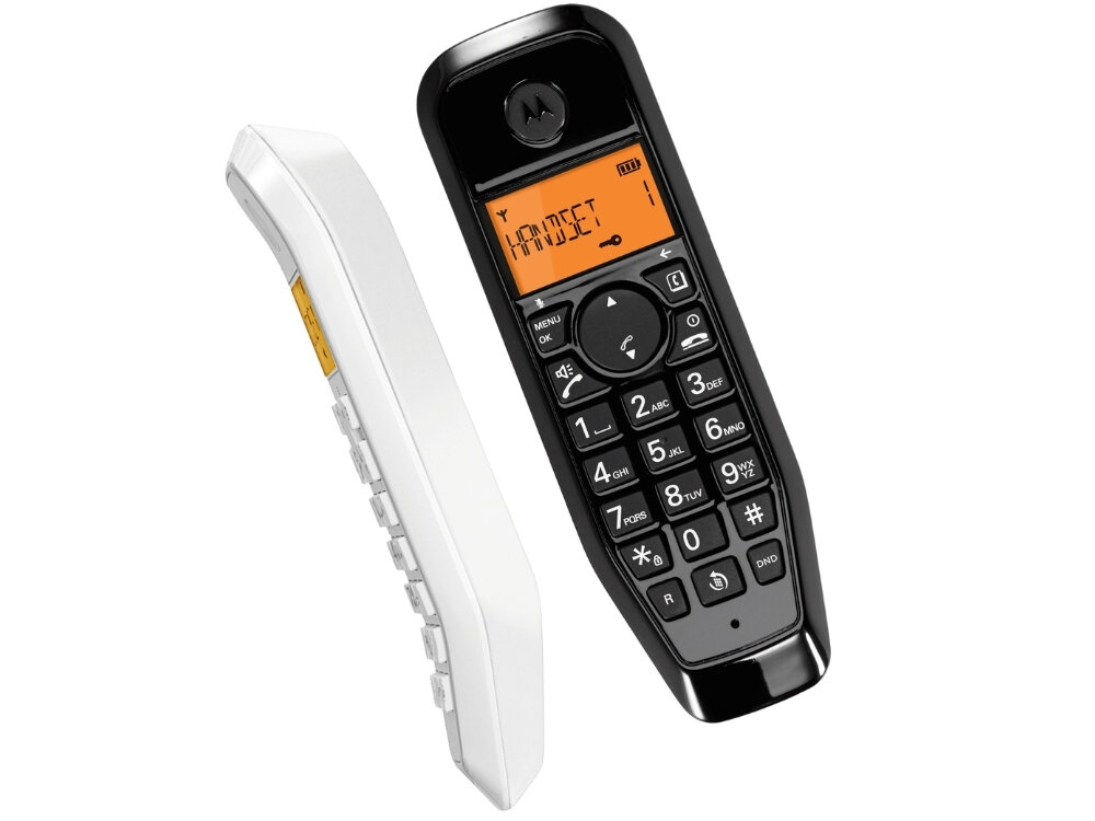 Na obrazie widoczne są dwa bezprzewodowe telefony stacjonarne w kolorach czarnym i białym. Na wyświetlaczu jednego z telefonów widoczny jest tekst \'HANDSET\'.