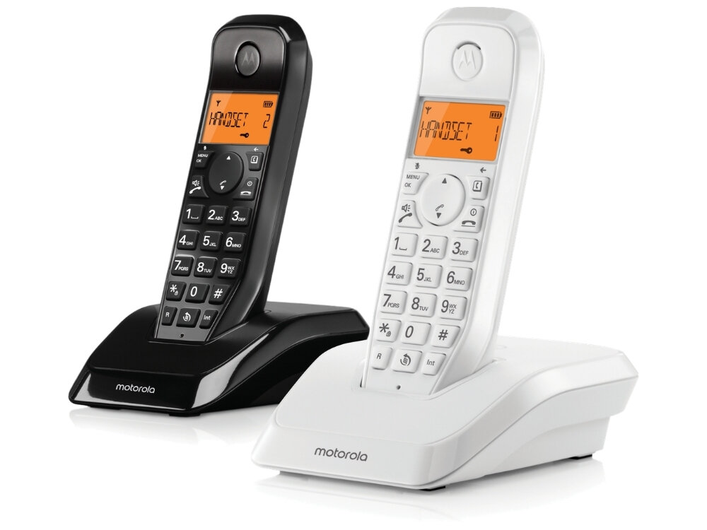Dwa bezprzewodowe telefony stacjonarne w kolorach czarnym i białym, każdy z wyświetlaczem pokazującym tekst \'HANDSET\'. Na podstawach telefonów widoczne jest logo \'motorola\'.