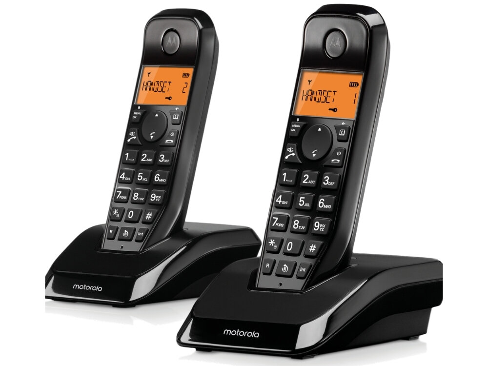 Dwa czarne telefony bezprzewodowe z wyświetlaczami pokazującymi tekst \'HANDSET 1\' i \'HANDSET 2\', umieszczone na stacjach dokujących. Na stacjach widoczne jest logo \'motorola\'.