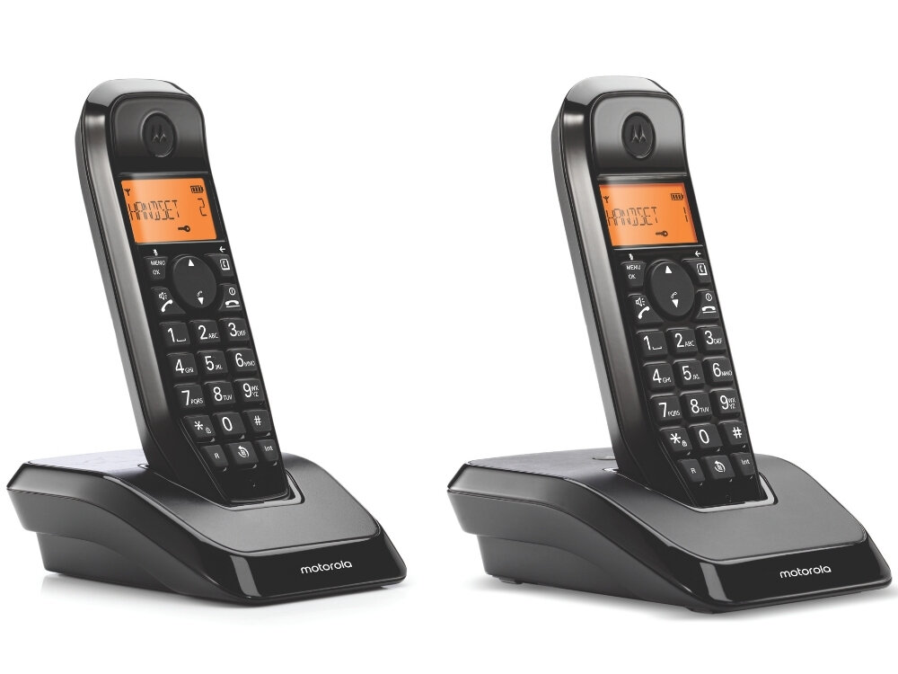 Dwa czarne telefony bezprzewodowe na stacjach dokujących z wyświetlaczami pokazującymi tekst \'HANDSET 2\'. Na stacjach widoczne jest logo \'motorola\'.