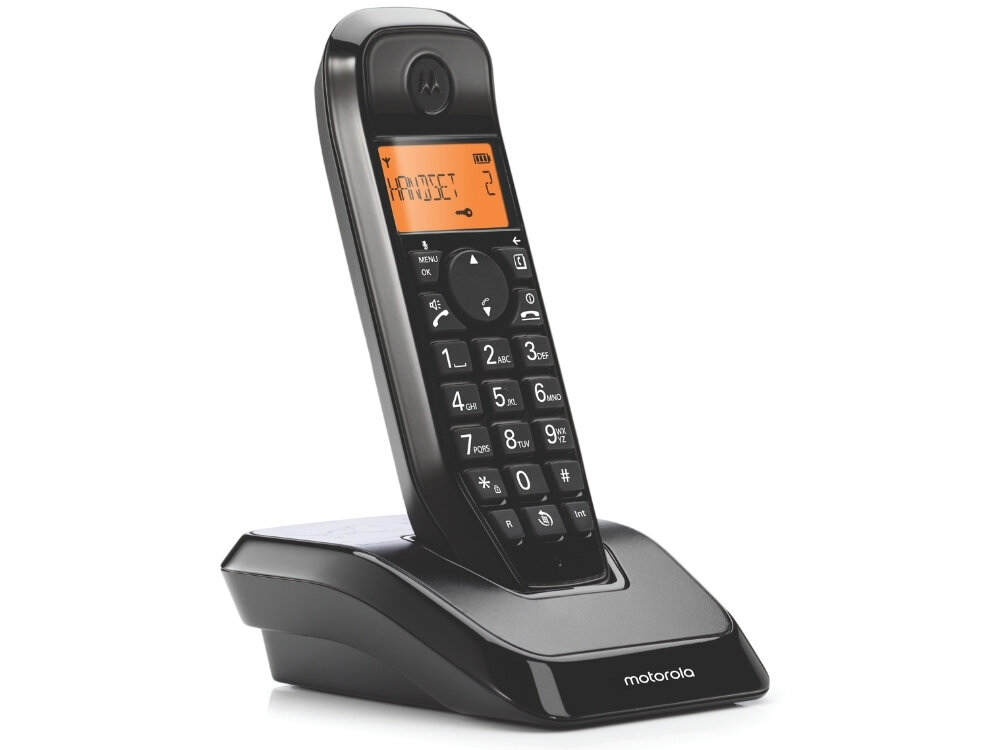 Czarny telefon bezprzewodowy z wyświetlaczem pokazującym tekst \'HANDSET 2\'. Na podstawie telefonu widoczne jest logo \'motorola\'.