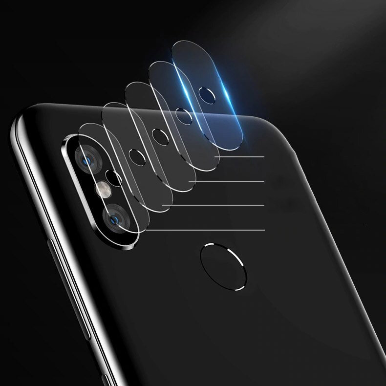 Obraz przedstawia telefon z trzema obiektywami aparatu, nad którymi unoszą się przezroczyste warstwy szkła ochronnego. Tło jest ciemne, a szkło ma delikatne niebieskie podświetlenie.