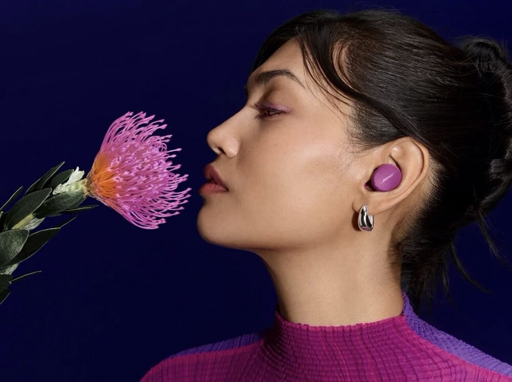 Słuchawki dokanałowe BOSE QuietComfort Earbuds 2 bezprzewodowe ANC redukcja hałasu muzyka premium, osoba z założonymi słuchawkami dokanałowymi