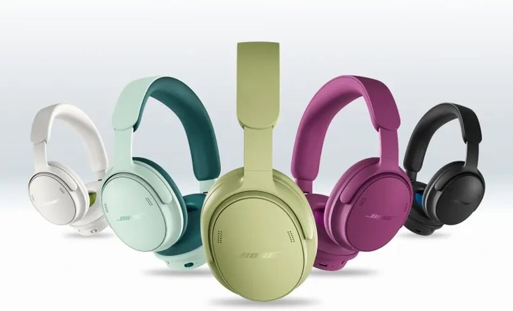 Słuchawki nauszne BOSE QuietComfort 2ND Gen ANC z redukcją hałasu QuietControl i technologią TrueSpatial, pięć par słuchawek w różnych wersjach kolorystycznych na białym tle