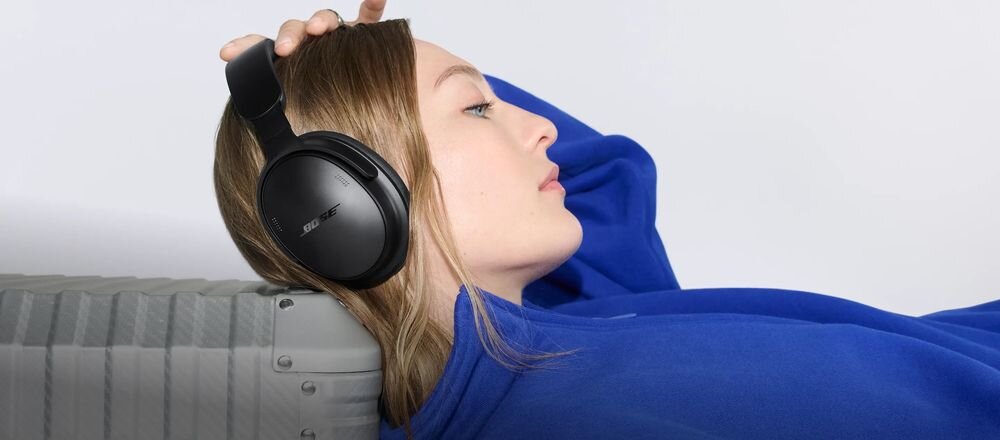 Słuchawki nauszne BOSE QuietComfort 2ND Gen ANC z aktywną redukcją szumów Bose QuietControl, osoba z założonymi słuchawkami nausznymi