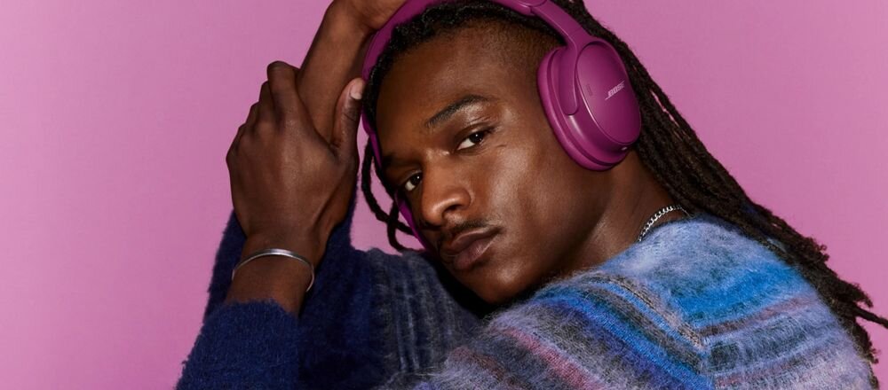 Słuchawki nauszne BOSE QuietComfort 2ND Gen ANC z technologią ActiveSense i trybem Aware, osoba z założonymi słuchawkami nausznymi