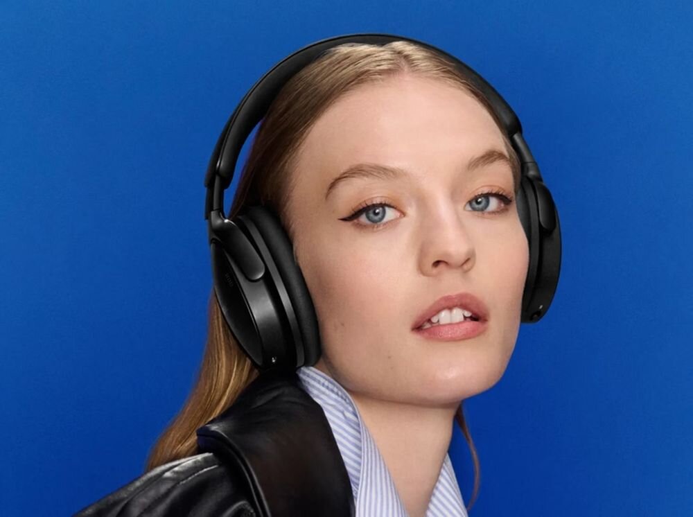 Słuchawki nauszne BOSE QuietComfort 2ND Gen ANC z trybem kinowym i wielowarstwowym dźwiękiem do wideo, osoba z założonymi słuchawkami nausznymi