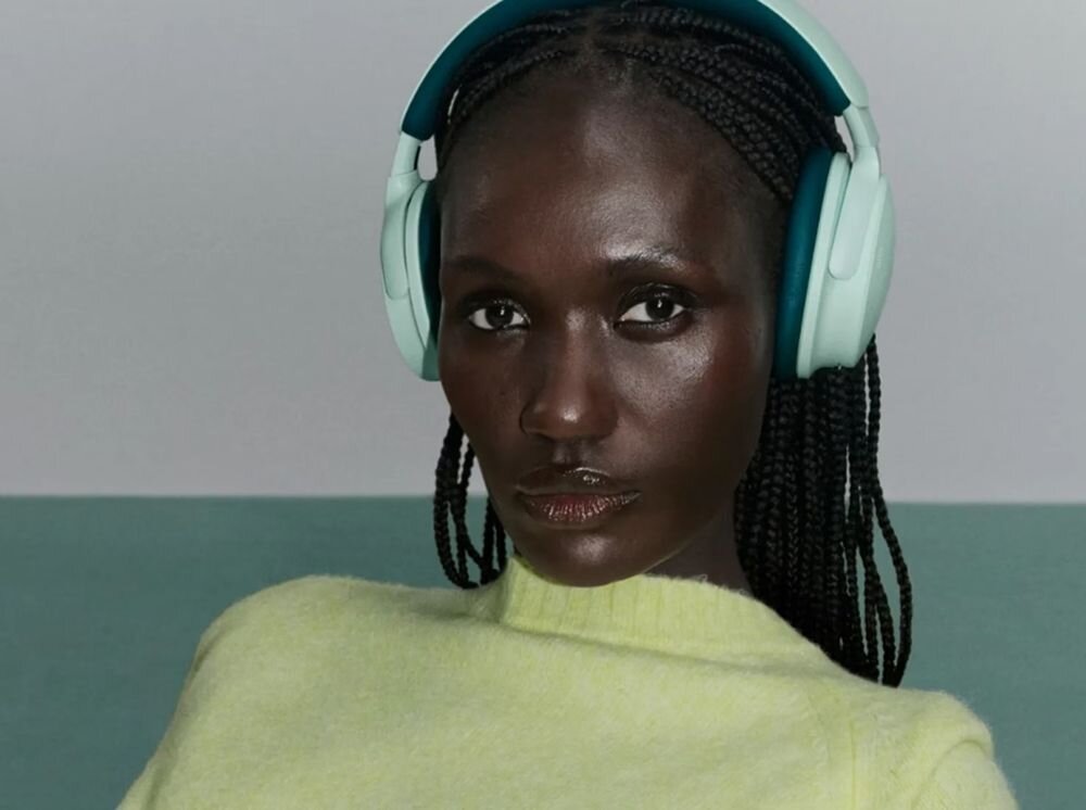 Słuchawki nauszne BOSE QuietComfort 2ND Gen ANC z 6 mikrofonami i filtrowaniem szumów tła, osoba z założonymi słuchawkami nausznymi