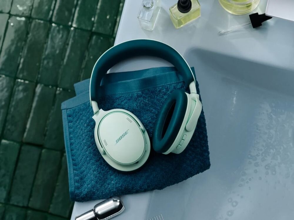 Słuchawki nauszne BOSE QuietComfort 2ND Gen ANC z akumulatorem litowo-jonowym 530 mAh i czasem pracy do 24 godzin, słuchawki leżące na ręczniku obok zlewu