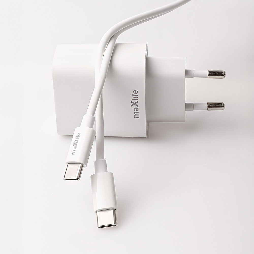 Biała ładowarka sieciowa z logo \'maxlife\' oraz dwa kable USB-C. Ładowarka ma dwa metalowe bolce do podłączenia do gniazdka.