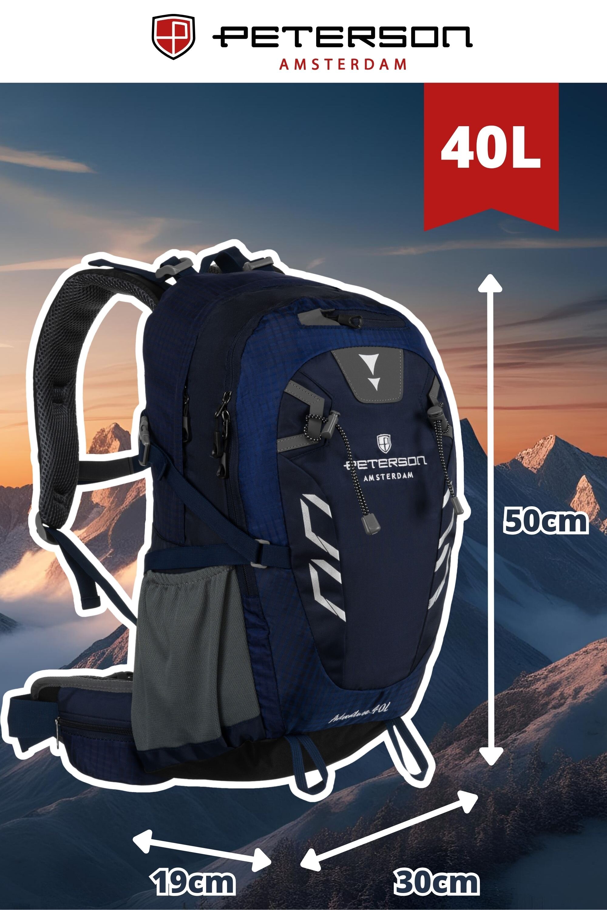 Na tle górskiego krajobrazu widoczny jest granatowy plecak turystyczny z logo \'Peterson Amsterdam\' i oznaczeniem \'40L\'. Wymiary plecaka to 50 cm wysokości, 30 cm szerokości i 19 cm głębokości.
