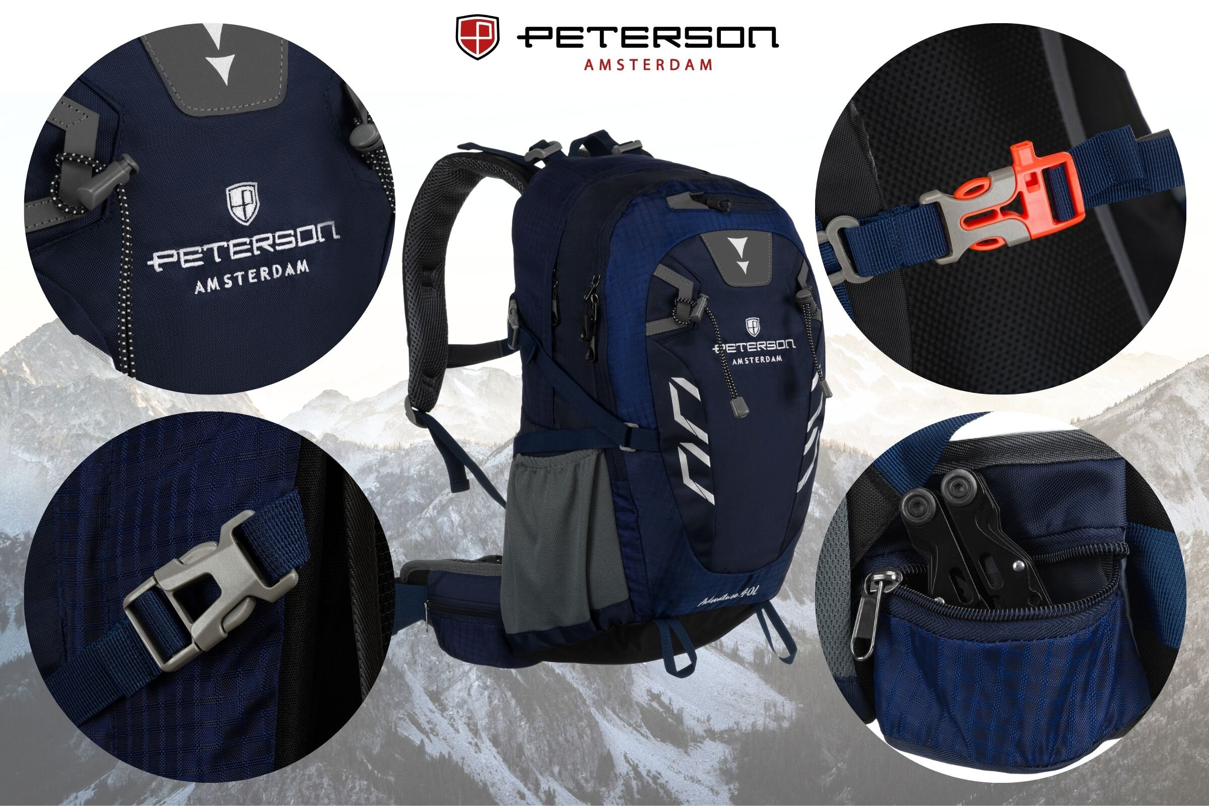 Na obrazie widoczny jest granatowy plecak turystyczny z logo \'Peterson Amsterdam\', posiadający różne kieszenie i zapięcia. W tle znajdują się góry, a wokół plecaka umieszczono zbliżenia na detale takie jak klamry i kieszenie.