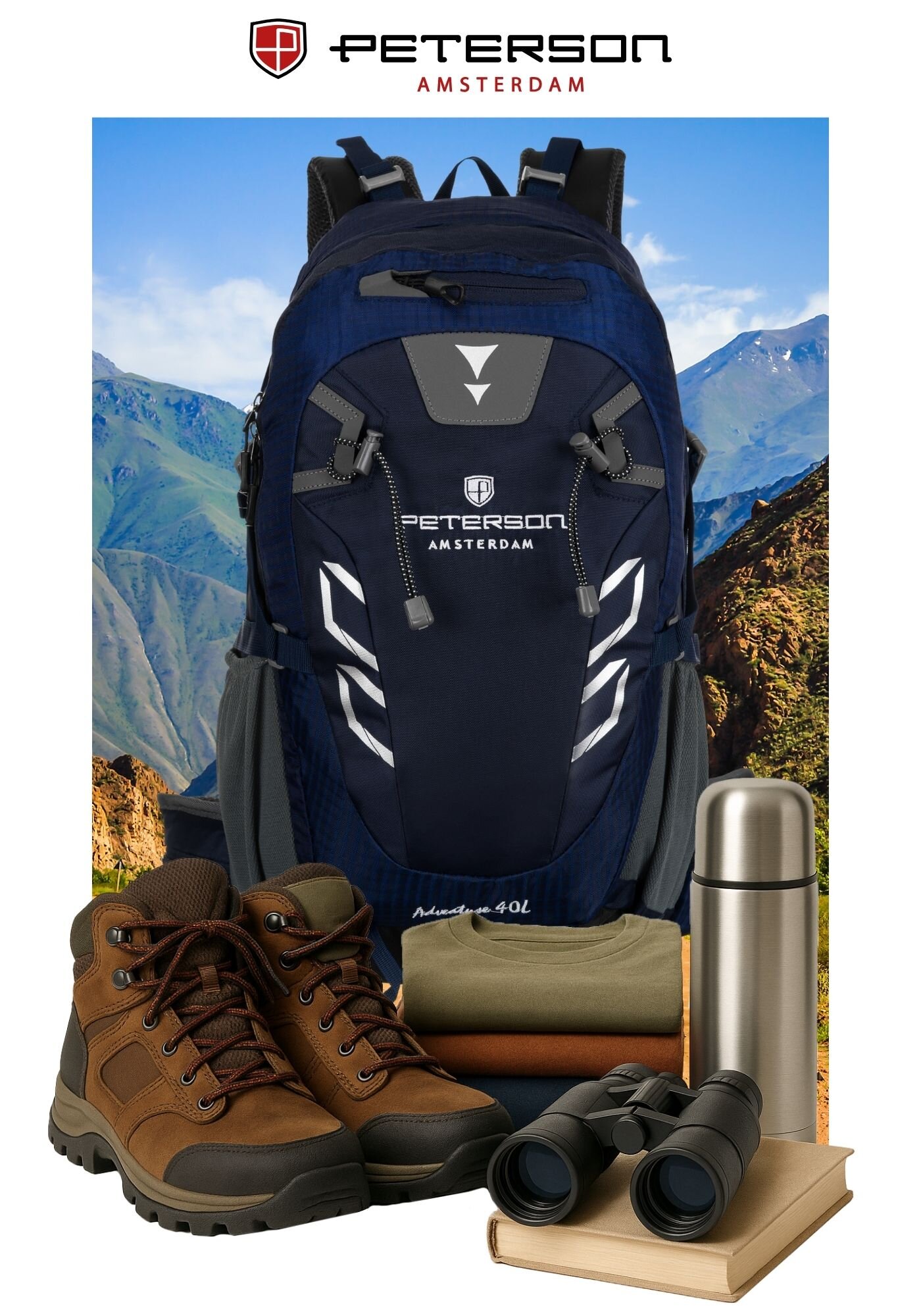Na obrazie widoczny jest granatowy plecak turystyczny z logo \'PETERSON AMSTERDAM\' oraz napisem \'Adventure 40L\'. Wokół plecaka znajdują się brązowe buty trekkingowe, termos, lornetka i złożone ubrania, a w tle widać górski krajobraz.