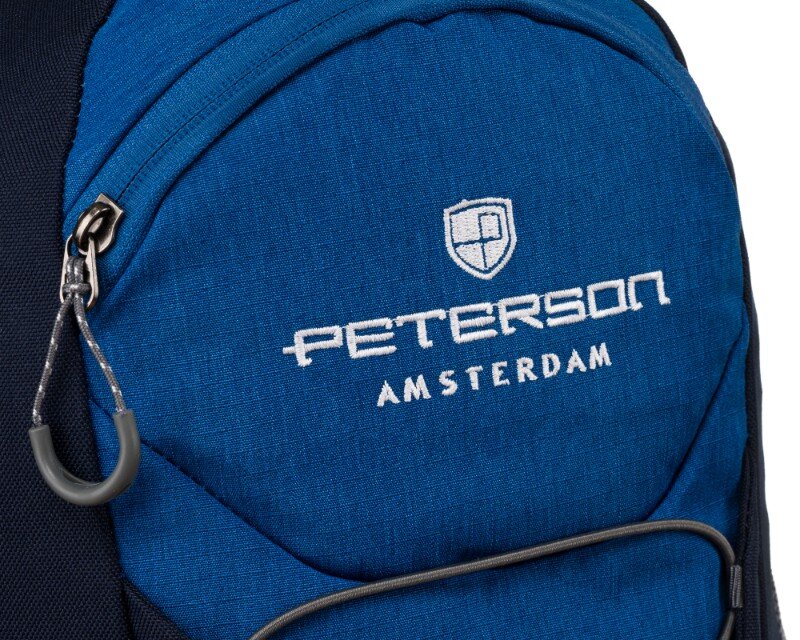 Granatowy plecak z widocznym logo \'PETERSON AMSTERDAM\' oraz symbolem tarczy. Plecak posiada zamek błyskawiczny z uchwytem w formie sznurka.