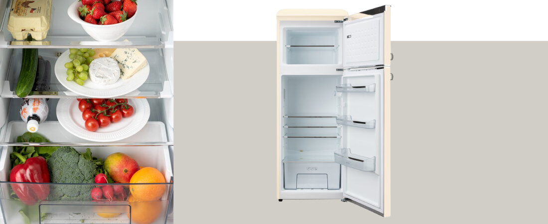 LODÓWKA ETA STORIO 253390040EN RETRO Po lewej stronie widoczne jest wnętrze lodówki z owocami, warzywami i nabiałem, a po prawej otwarta kremowa lodówka na jasnym tle. Widoczne są szklane półki oraz balkoniki na drzwiach regulowane nóżki wymienna uszczelka łatwa konserwacja komfort użytkowania
