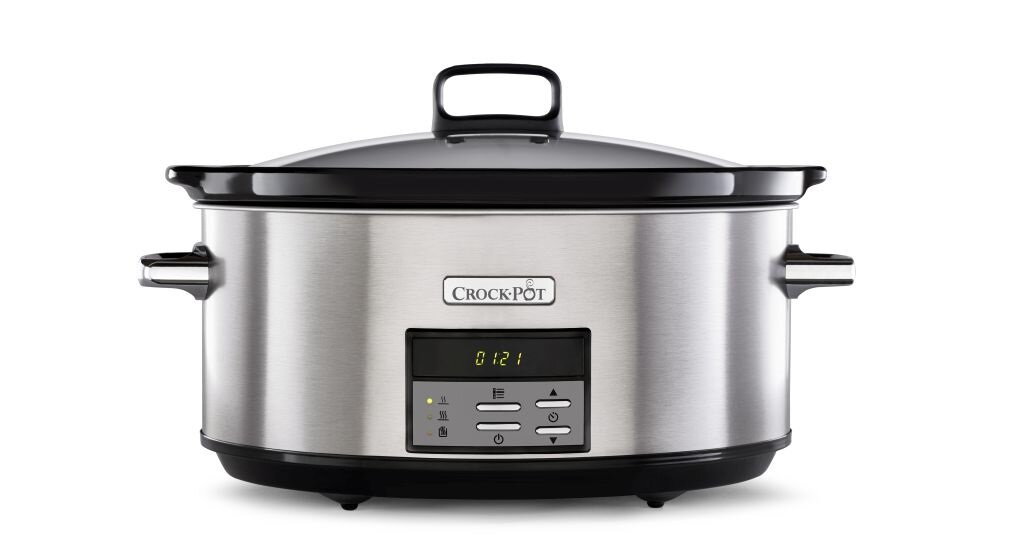 Na obrazie widoczny jest czarno-srebrny wolnowar z logo \'Crock-Pot\' na przedniej części. Poniżej znajduje się panel sterowania z wyświetlaczem pokazującym \'01:21\' oraz kilkoma przyciskami.