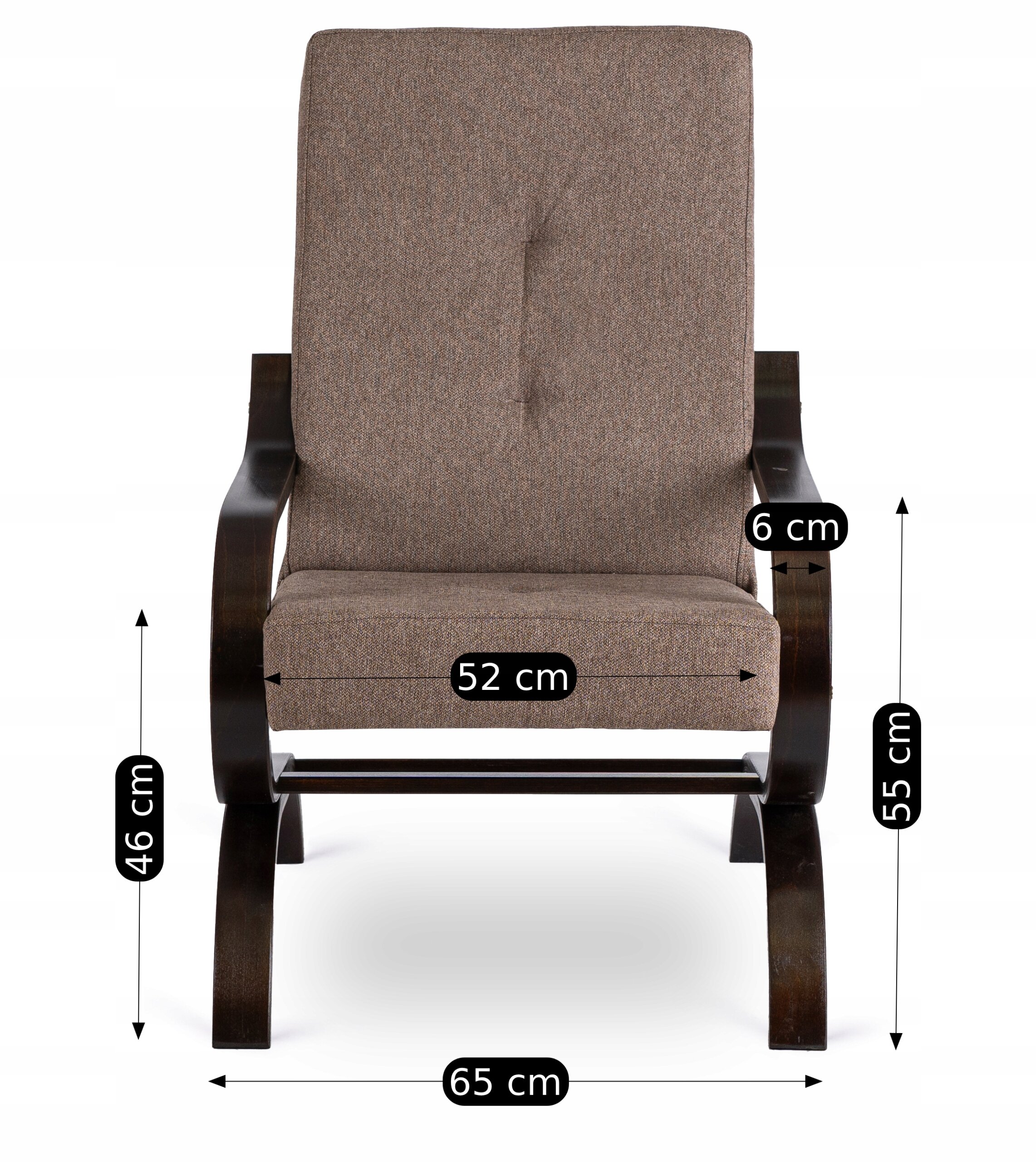 Na obrazie widoczny jest beżowy fotel z ciemnymi, drewnianymi podłokietnikami. Wymiary fotela to: szerokość 65 cm, głębokość siedziska 52 cm, wysokość oparcia 55 cm, wysokość siedziska 46 cm, grubość siedziska 6 cm.