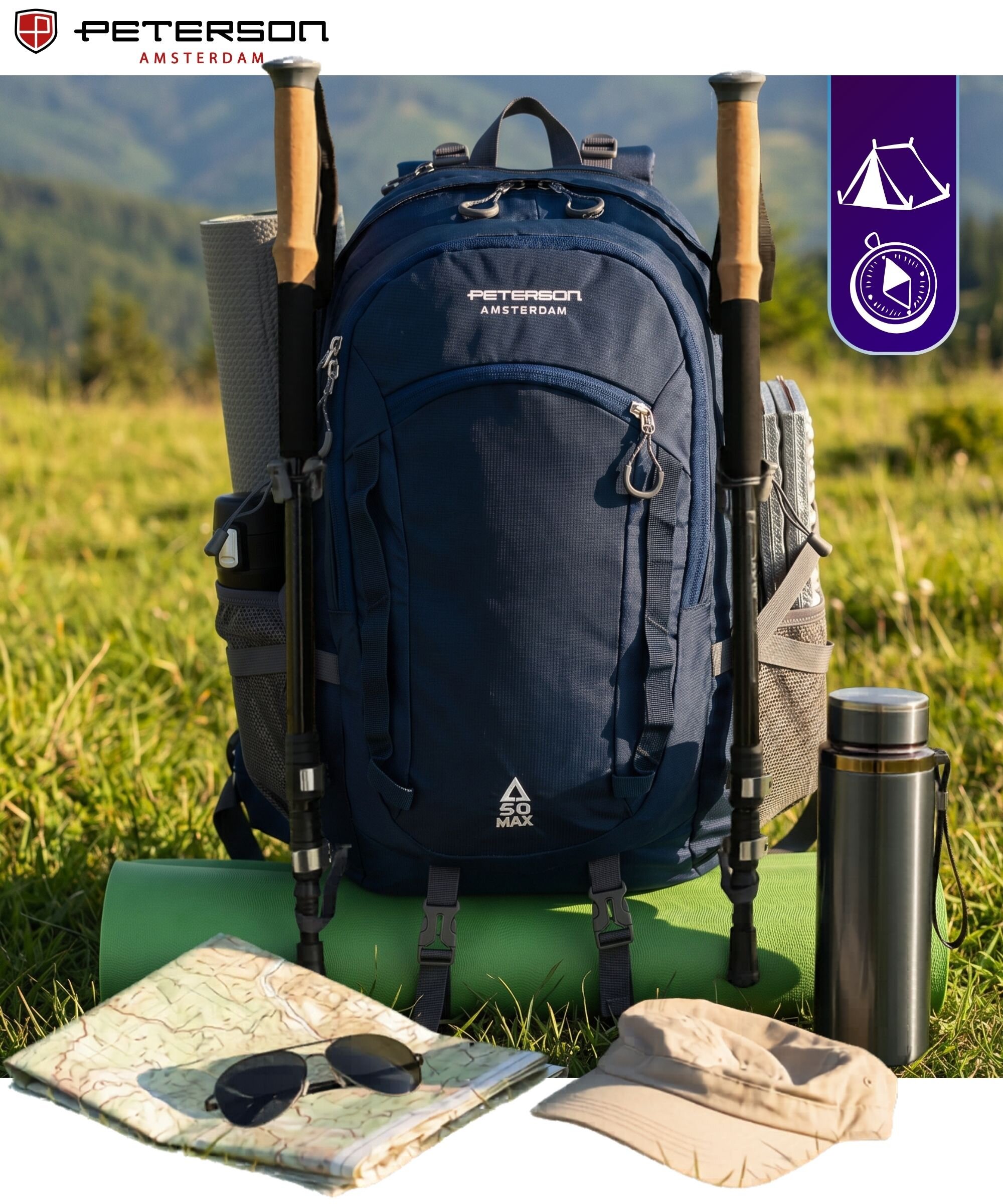 Na obrazie znajduje się granatowy plecak trekkingowy marki Peterson z napisem \'PETERSON AMSTERDAM\' oraz \'40 MAX\'. Wokół plecaka widoczne są kijki trekkingowe, mata, termos, mapa, okulary przeciwsłoneczne i czapka.