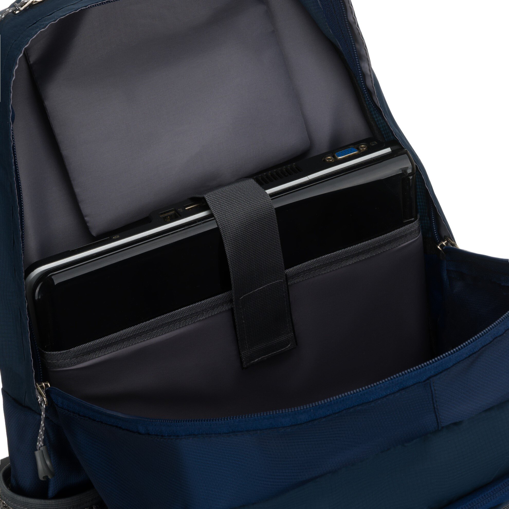 Wnętrze granatowego plecaka z widoczną kieszenią na laptopa, zabezpieczoną paskiem na rzep.