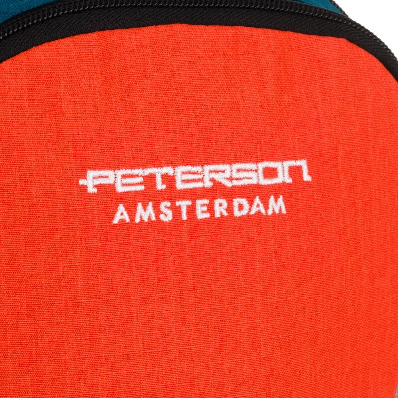 Czerwona tkanina z białym napisem \'PETERSON AMSTERDAM\'.