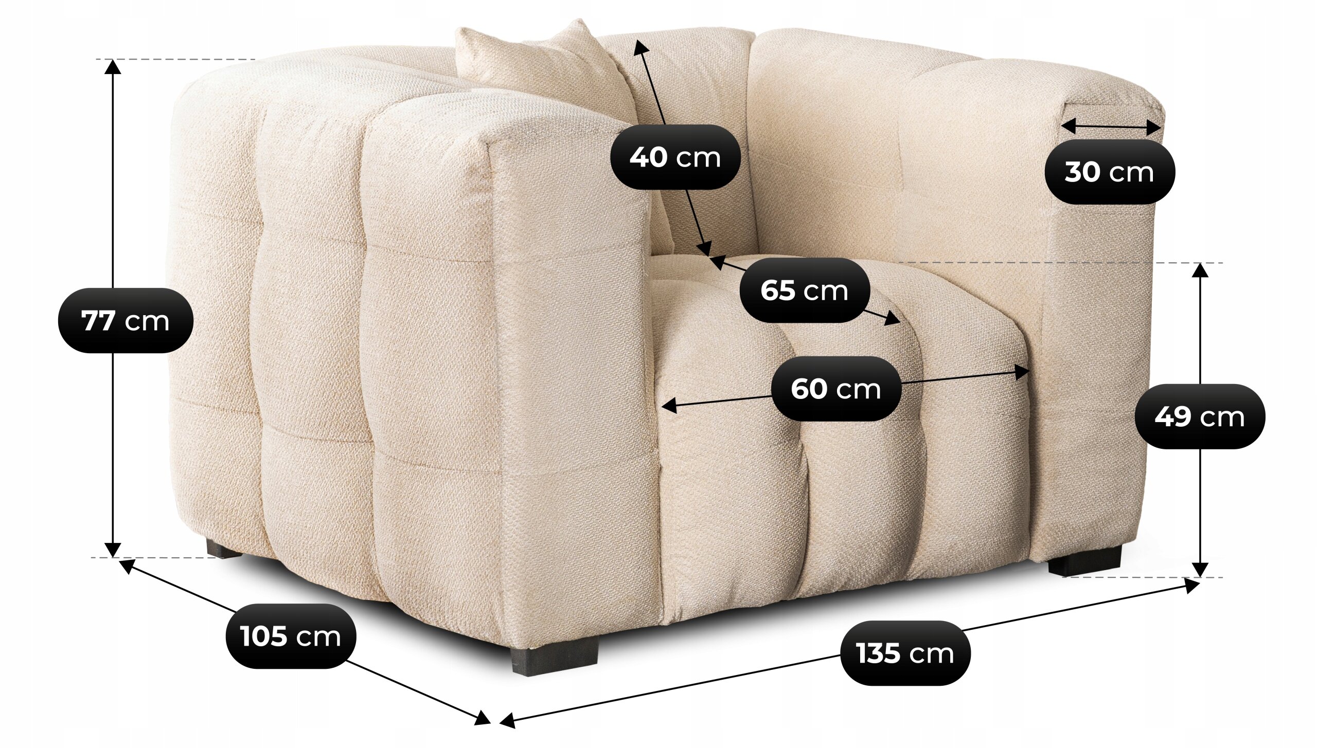Kremowa, jednoosobowa sofa o wymiarach: wysokość 77 cm, szerokość 105 cm, głębokość 135 cm. Dodatkowe wymiary: wysokość oparcia 40 cm, głębokość siedziska 65 cm, szerokość siedziska 60 cm, wysokość siedziska 49 cm, szerokość podłokietnika 30 cm.