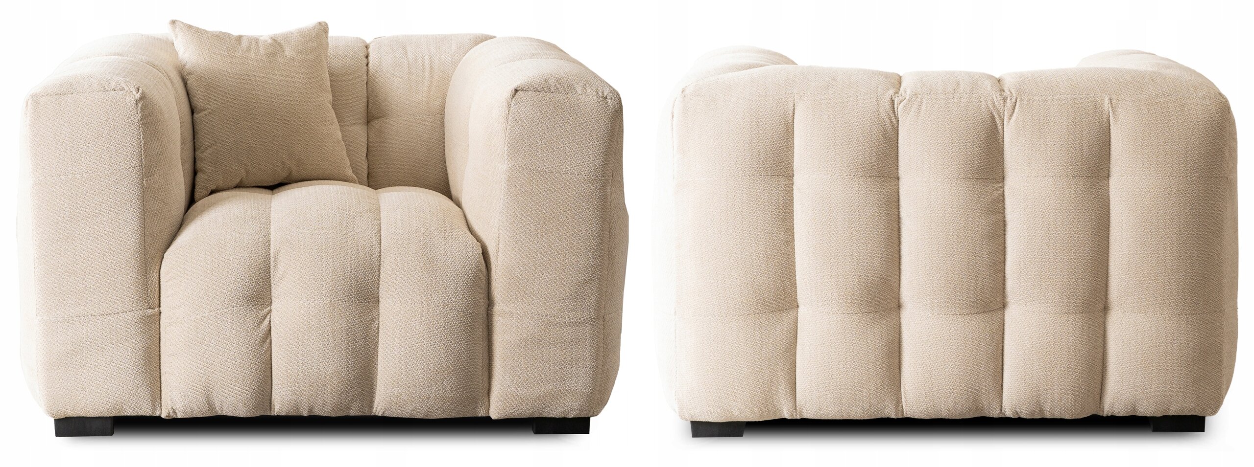 Na obrazie widoczna jest kremowa, jednoosobowa sofa z poduszką, o pikowanej strukturze. Sofa ma masywny wygląd i stoi na ciemnych nóżkach.