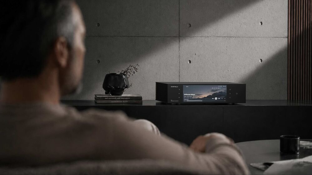 EVERSOLO T10 wyjścia USB Audio IIS I2S AES EBU optyczne i koaksjalne oraz obsługa PCM 768 kHz 32 bit i DSD512, urządzenie stojące na komodzie