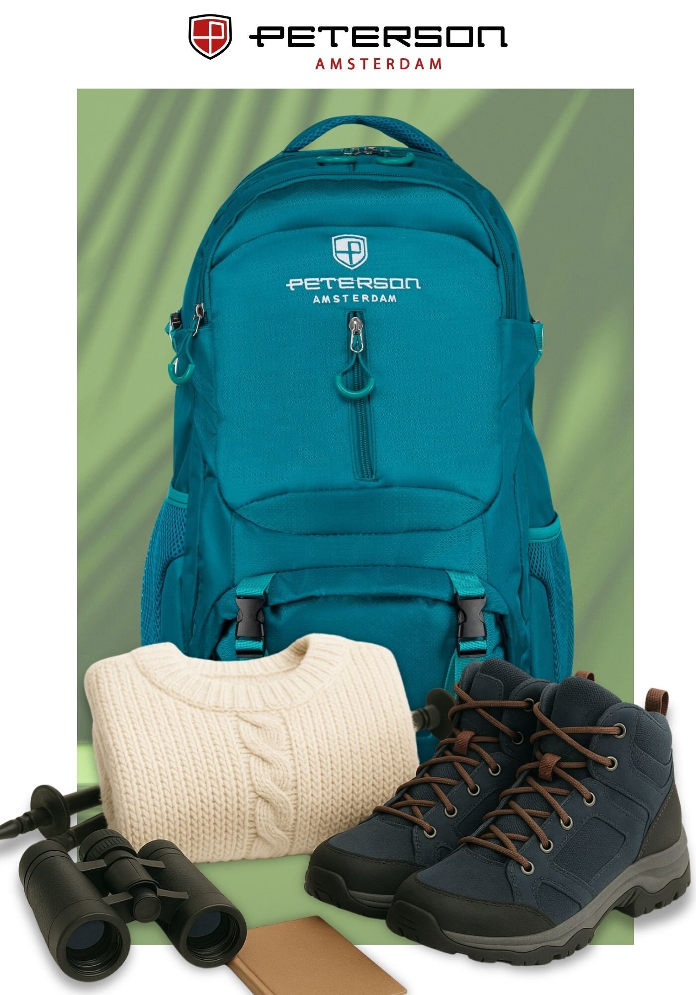 Turkusowy plecak z logo \'Peterson Amsterdam\' na tle zielonych liści, obok kremowy sweter, ciemne buty trekkingowe, lornetka i notes. Na górze widoczne logo \'Peterson Amsterdam\'.