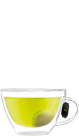 Szklanka z przezroczystego szkła wypełniona zieloną herbatą z widoczną torebką herbaty. Nad szklanką znajduje się tekst: \'ZIELONA HERBATA\'.