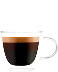 Szklanka z podwójnym espresso, na górze widoczna pianka. Nad szklanką znajduje się napis \'DOPPIO\'.