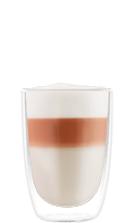 Szklanka z napojem warstwowym, z widocznymi trzema warstwami: białą, brązową i białą. Nad szklanką znajduje się tekst \'LATTE MACCHIATO\'.