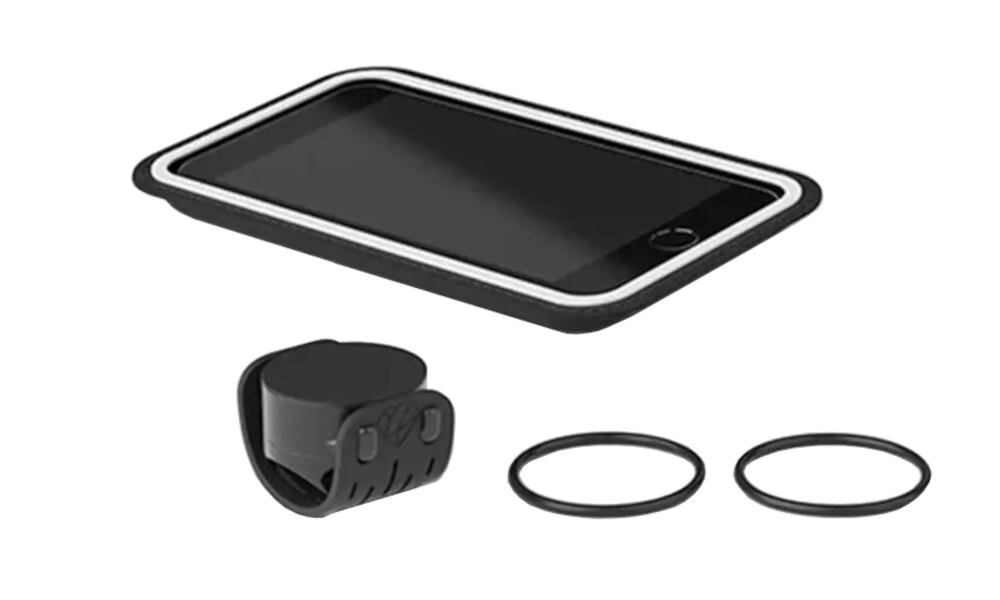 Na obrazie widoczny jest czarny uchwyt na telefon z białą obwódką, mały element montażowy oraz dwa gumowe pierścienie. Produkt jest przeznaczony do montażu na rowerze.