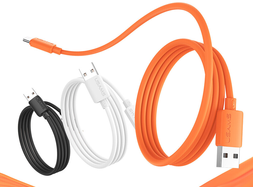 Na obrazie widoczne są trzy kable USB-A do USB-C w kolorach czarnym, białym i pomarańczowym, z logo \'USAMS\' na wtyczkach. Kable są zwinięte, a pomarańczowy kabel jest rozwinięty, ukazując swoją długość.
